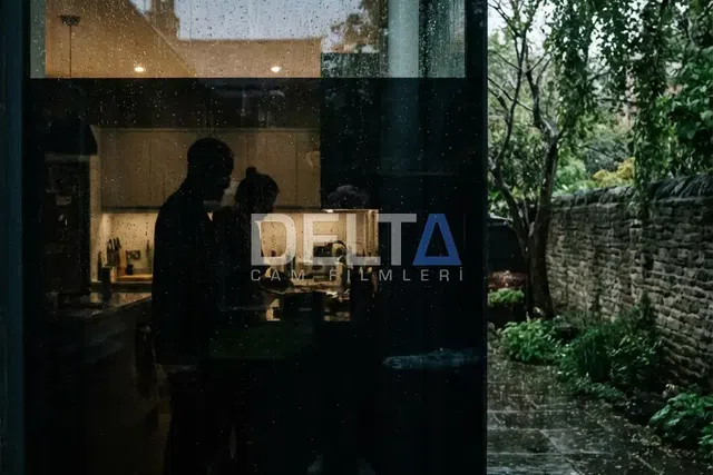 Mutfak Penceresi Siyah Tonlu Cam Filmi Uygulamasısı - İstanbul konut alanı cam filmi örneği