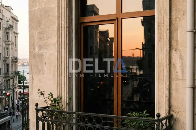 Salon Penceresi Siyah Tonlu Cam Filmi Uygulamasısı - İstanbul konut alanı cam filmi örneği