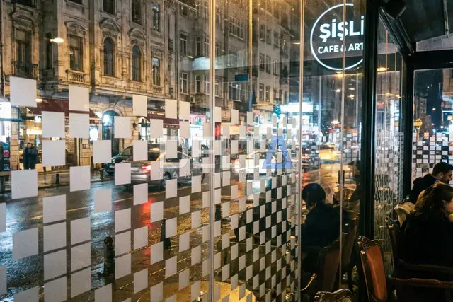 Ofis Cam Bölme Dama Desenli Kumlama Folyo Uygulaması - İstanbul ofis ve ticari alan cam filmi örneği