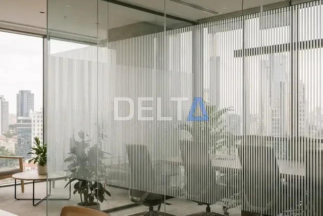 Ofis Cam Bölme Dikey Çizgili Kumlama Folyo Uygulaması - İstanbul ofis ve ticari alan cam filmi örneği