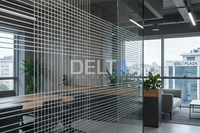 Ofis Cam Bölme Dikey Çizgili Kumlama Folyo Uygulaması - İstanbul ofis ve ticari alan cam filmi örneği