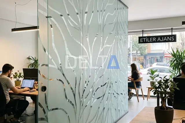 Ofis Cam Bölme Kumlama Folyo Uygulaması - İstanbul ofis ve ticari alan cam filmi örneği