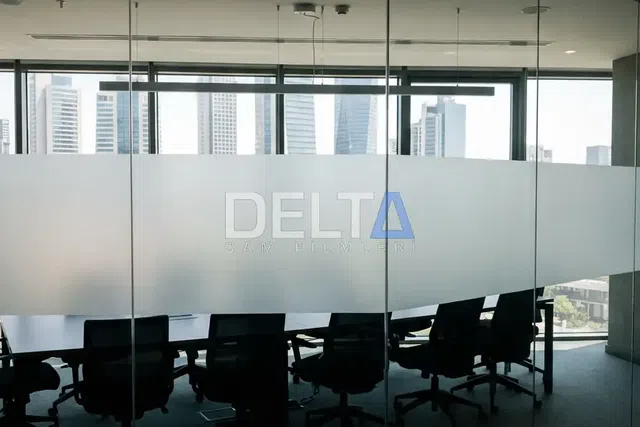 Ofis Cam Bölme Şeritli Kumlama Folyo Uygulaması - İstanbul ofis ve ticari alan cam filmi örneği
