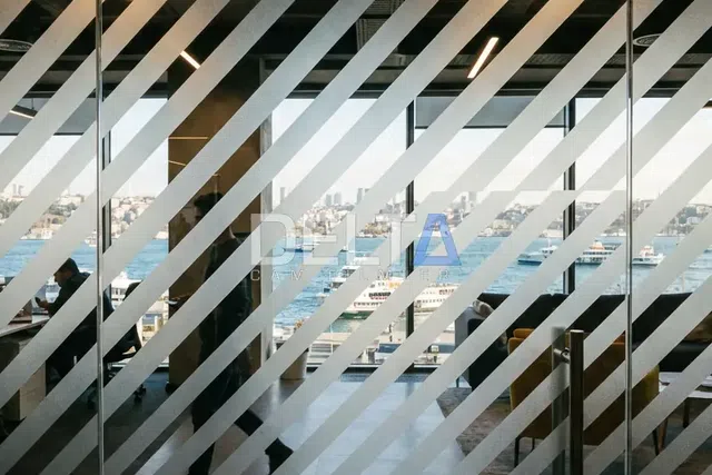 Ofis Cam Kapı Çapraz Çizgili Kumlama Folyo Uygulaması - İstanbul ofis ve ticari alan cam filmi örneği
