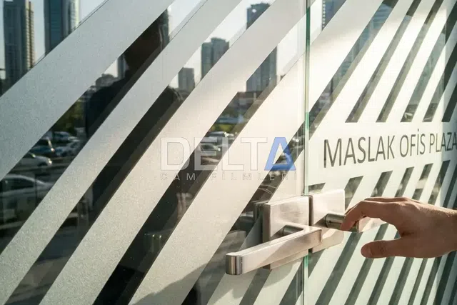Ofis Cam Kapı Şeritli Kumlama Folyo Uygulaması - İstanbul ofis ve ticari alan cam filmi örneği