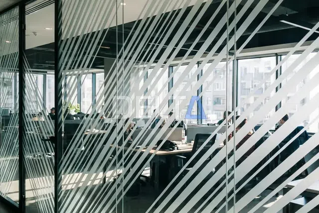 Ofis Çapraz Çizgili Kumlama Folyo Uygulaması - İstanbul ofis ve ticari alan cam filmi örneği