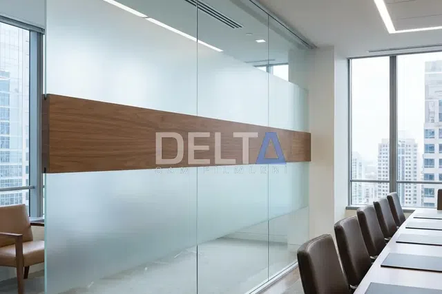 Toplantı Odası Şeritli Kumlama Folyo Uygulaması - İstanbul ofis ve ticari alan cam filmi örneği